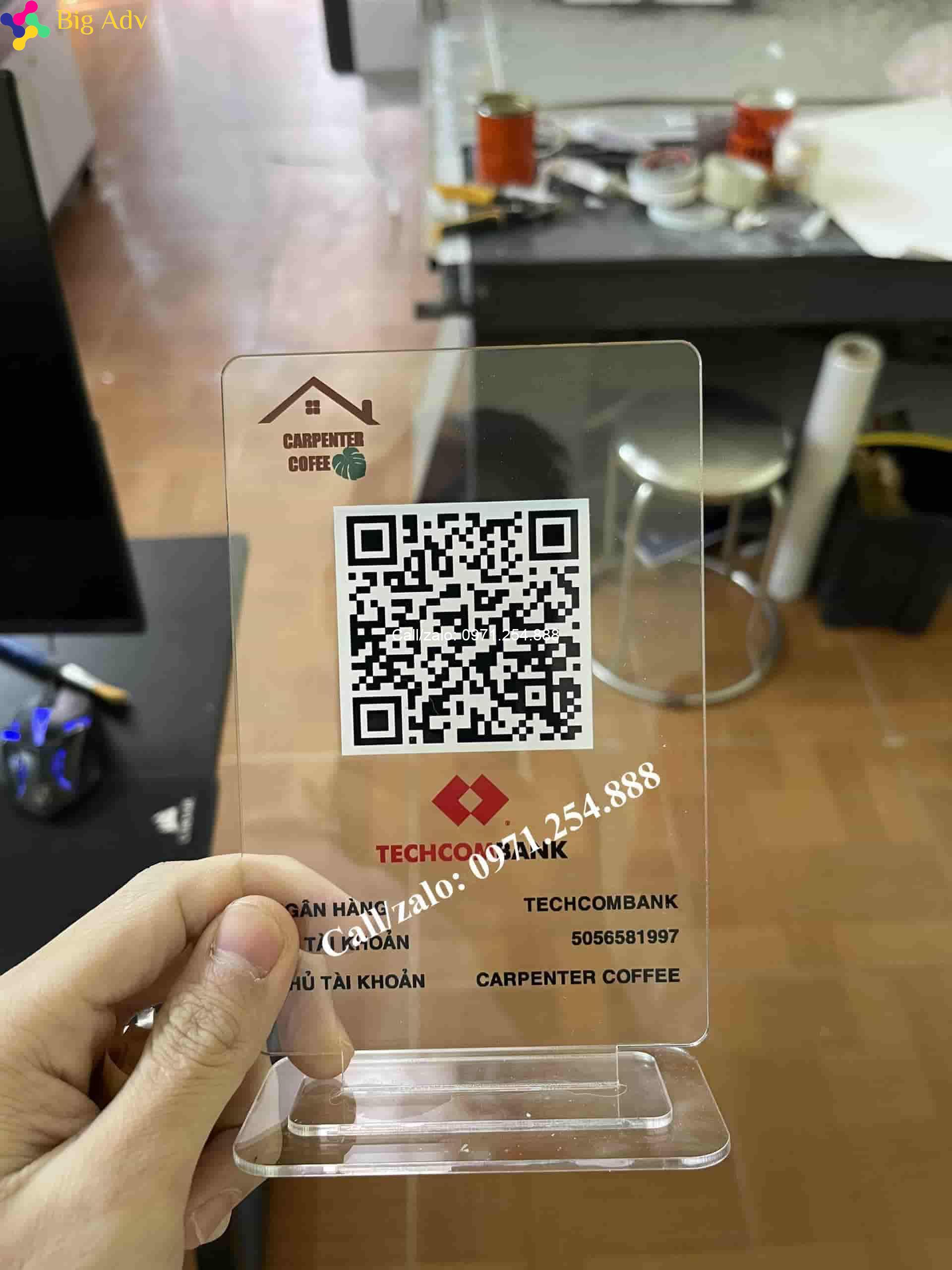 Bảng mica quét mã QR để bàn đẹp giá rẻ Mica, Inox lấy ngay